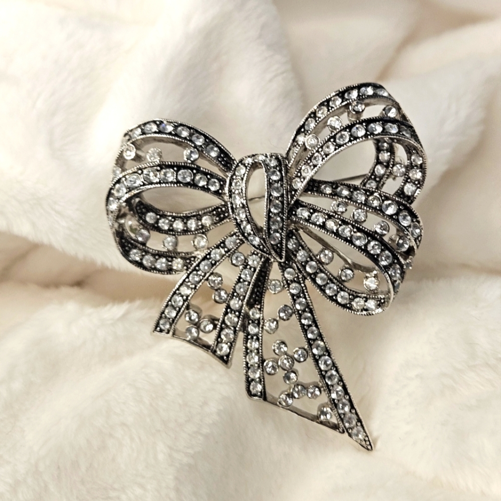 Lovely Vintage Rhinestone Joan Rivers Bow Brooch